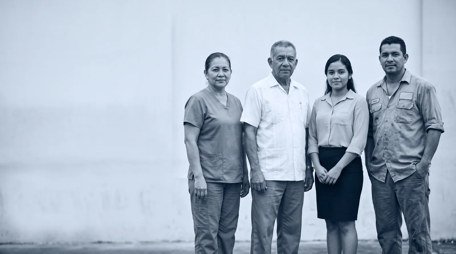 Cuatro trabajadores panameños de distintos oficios y edades, juntos.